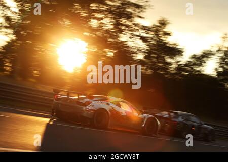 Weng Sun Mok (Mal) / Rob Bell (GBR) / Keita Sawa (JPN) #61 Clearwater Racing Ferrari 458 Italia GT2. FIA-Langstrecken-Weltmeisterschaft, Le Mans 24 Stunden - Rennen, Samstag, 18. Juni 2016. Le Mans, Frankreich. Stockfoto