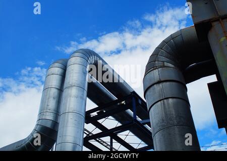 Fernwärmerohre in einem Blockheizkraftwerk Stockfoto