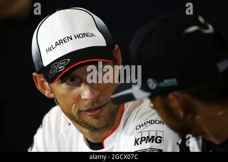 Jenson Button (GBR) McLaren mit Lewis Hamilton (GBR) Mercedes AMG F1 bei der FIA-Pressekonferenz. Großer Preis von Großbritannien, Donnerstag, 7. Juli 2016. Silverstone, England. Stockfoto