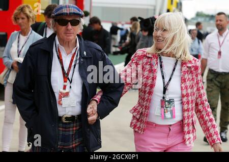 Sir Jackie Stewart (GBR) mit seiner Frau Lady Helen Stewart (GBR). Großer Preis von Großbritannien, Samstag, 9. Juli 2016. Silverstone, England. Stockfoto