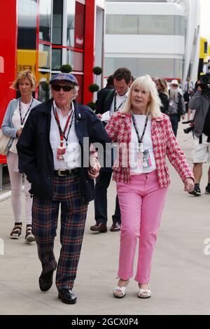 Sir Jackie Stewart (GBR) mit seiner Frau Lady Helen Stewart (GBR). Großer Preis von Großbritannien, Samstag, 9. Juli 2016. Silverstone, England. Stockfoto