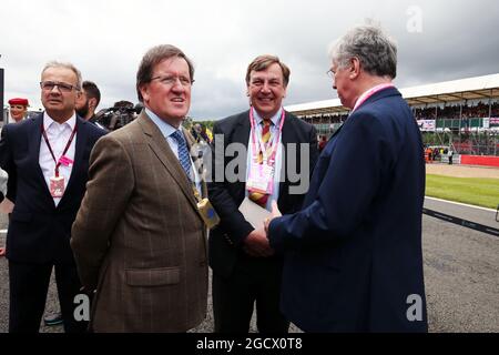 John Whittingdale, MP (GBR), Staatssekretär für Kultur, Medien und Sport (Center), am Netz. Großer Preis von Großbritannien, Sonntag, 10. Juli 2016. Silverstone, England. Stockfoto