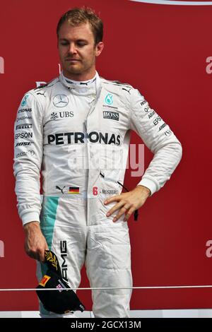 Nico Rosberg (GER) Mercedes AMG F1 auf dem Podium. Großer Preis von Großbritannien, Sonntag, 10. Juli 2016. Silverstone, England. Stockfoto