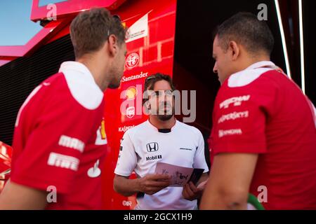 Fernando Alonso (ESP) McLaren (Mitte) mit Sebastian Vettel (GER) Ferrari (links) und Diego Ioverno (ITA) Ferrari Operations Director (rechts). Großer Preis von Ungarn, Freitag, 22. Juli 2016. Budapest, Ungarn. Stockfoto