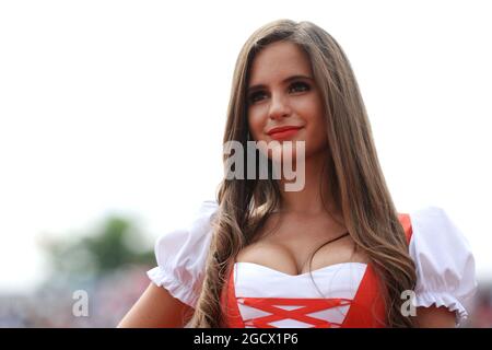 Gittertes Mädchen. Großer Preis von Ungarn, Sonntag, 24. Juli 2016. Budapest, Ungarn. Stockfoto