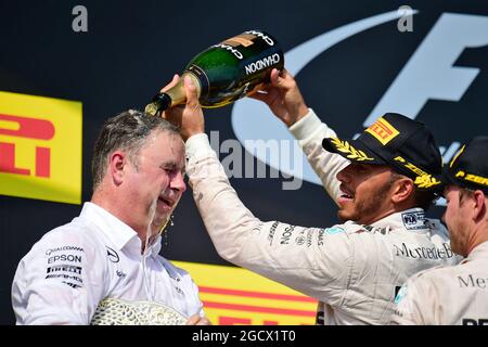 Ron Meadows (GBR) Mercedes GP Team Manager feiert mit Lewis Hamilton (GBR) Mercedes AMG F1 und Nico Rosberg (GER) Mercedes AMG F1 auf dem Podium. Großer Preis von Ungarn, Sonntag, 24. Juli 2016. Budapest, Ungarn. Stockfoto