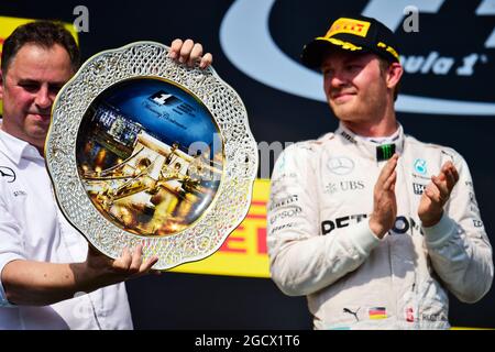 Ron Meadows (GBR) Mercedes GP Team Manager feiert auf dem Podium. Großer Preis von Ungarn, Sonntag, 24. Juli 2016. Budapest, Ungarn. Stockfoto