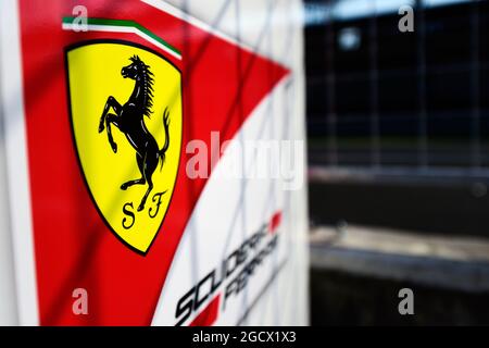 Ferrari-Logo. Großer Preis von Ungarn, Sonntag, 24. Juli 2016. Budapest, Ungarn. Stockfoto