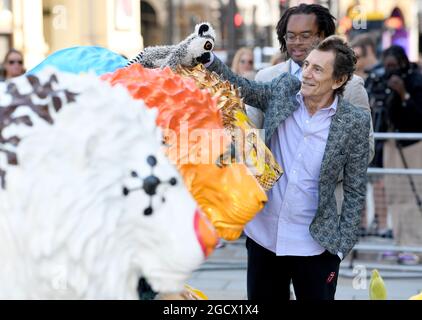 London, Großbritannien. August 2021. London, Großbritannien. 10. August 2021, London. Ronnie Wood nahm an der Eröffnung des Tusk Lion Trail Teil, einer globalen Kunstinstallation zur Unterstützung der afrikanischen Konservierung am Weltlöwentag, Piccadilly Circus. Quelle: Doug Peters/Alamy Live News Stockfoto