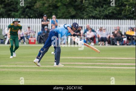 Grantham Cricket Ground, Grantham, Großbritannien.10. August 2021. Emilio Gay klatterte für Northamptonshire im Royal London einen Tagespokal mit der Gruppe B Nottinghamshire Outlaws, die Northamptonshire Steelbacks auf dem Grantham Cricket Ground annahmen. Quelle: Alan Beastall/Alamy Live News. Stockfoto