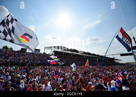 Fans auf dem Podium. Großer Preis von Ungarn, Sonntag, 24. Juli 2016. Budapest, Ungarn. Stockfoto
