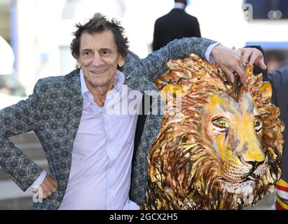 London, Großbritannien. August 2021. London, Großbritannien. 10. August 2021, London. Ronnie Wood nahm an der Eröffnung des Tusk Lion Trail Teil, einer globalen Kunstinstallation zur Unterstützung der afrikanischen Konservierung am Weltlöwentag, Piccadilly Circus. Quelle: Doug Peters/Alamy Live News Stockfoto