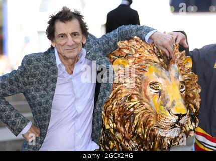 London, Großbritannien. August 2021. London, Großbritannien. 10. August 2021, London. Ronnie Wood nahm an der Eröffnung des Tusk Lion Trail Teil, einer globalen Kunstinstallation zur Unterstützung der afrikanischen Konservierung am Weltlöwentag, Piccadilly Circus. Quelle: Doug Peters/Alamy Live News Stockfoto