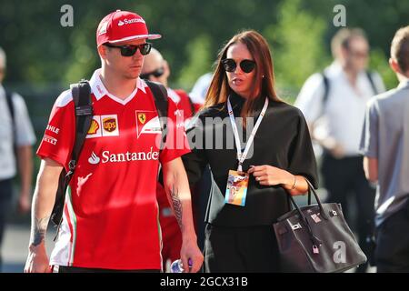 Kimi Räikkönen (FIN) Ferrari mit seiner Frau Minttu Räikkönen (FIN). Großer Preis von Belgien, Sonntag, 28. August 2016. Spa-Francorchamps, Belgien. Stockfoto