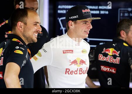 Max Verstappen (NLD) Red Bull Racing mit Gianpiero Lambiase (ITA) Red Bull Racing Engineer. Großer Preis von Italien, Donnerstag, 1. September 2016. Monza Italien. Stockfoto