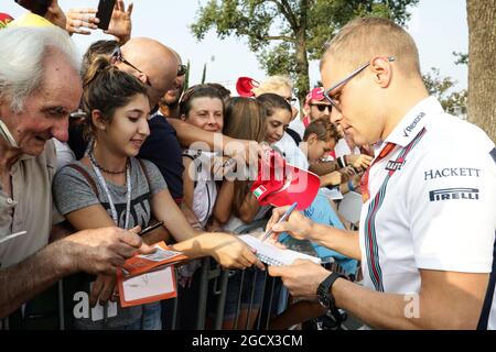 Valtteri Bottas (FIN) Williams gibt Autogramme für die Fans. Großer Preis von Italien, Freitag, 2. September 2016. Monza Italien. Stockfoto