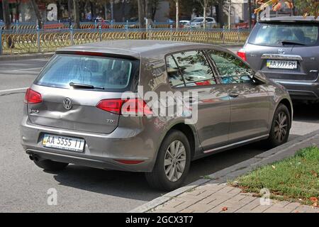 Kiew, Ukraine; 20. April 2016: Volkswagen Golf nach dem Unfall Stockfoto