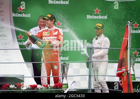 (L bis R): Sebastian Vettel (GER) Ferrari feiert mit Lewis Hamilton (GBR) Mercedes AMG F1 auf dem Podium. Großer Preis von Italien, Sonntag, 4. September 2016. Monza Italien. Stockfoto