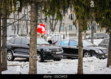 Kiew, Ukraine; 20. Januar 2014. Bentley Continental Flying Spur und Volkswagen Touareg. Sicherheit. Hochzeit. Luftballons. Begleitfahrzeug Stockfoto