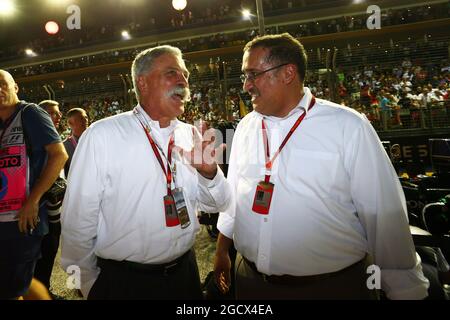 (L bis R): Chase Carey (USA), Vorsitzender der Formel-1-Gruppe, mit Scheich Mohammed bin Essa Al Khalifa (BRN), CEO des Bahrain Economic Development Board, und McLaren-Aktionär am Start. Großer Preis von Singapur, Sonntag, 18. September 2016. Marina Bay Street Circuit, Singapur. Stockfoto