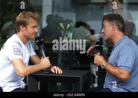 (L bis R): Nico Rosberg (GER) Mercedes AMG F1 mit Jean Alesi (FRA) Canal+ Presenter. Großer Preis von Malaysia, Donnerstag, 29. September 2016. Sepang, Kuala Lumpur, Malaysia. Stockfoto