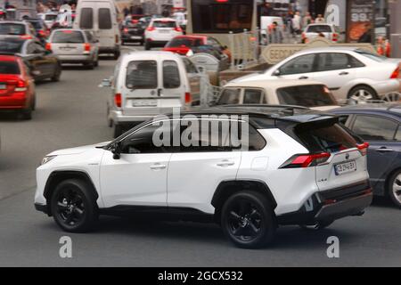 Kiew, Ukraine - 3. Mai 2019: Weißer Toyota Rav4 SUV in der Stadt. Auto in Bewegung Stockfoto