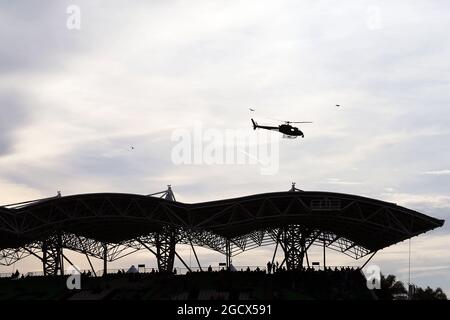 Ein Hubschrauber fliegt über eine Tribüne. Großer Preis von Malaysia, Samstag, 1. Oktober 2016. Sepang, Kuala Lumpur, Malaysia. Stockfoto