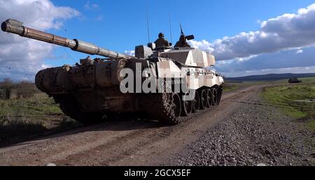 Nahaufnahme eines Kampfpanzers der British Army Challenger 2 FV4034 bei einer militärischen Übung, Salisbury Plain, Wiltshire UK Stockfoto