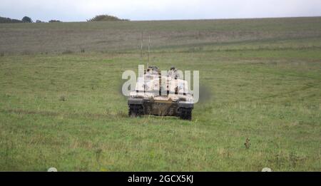 Nahaufnahme eines Kampfpanzers der British Army Challenger 2 FV4034 bei einer militärischen Übung, Salisbury Plain, Wiltshire UK Stockfoto