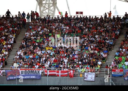 Fans in der Tribüne. Großer Preis von Malaysia, Samstag, 2. Oktober 2016. Sepang, Kuala Lumpur, Malaysia. Stockfoto