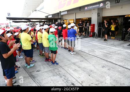 Junge Fans mit dem Renault Sport F1 Team. Großer Preis von Japan, Donnerstag, 6. Oktober 2016. Suzuka, Japan. Stockfoto