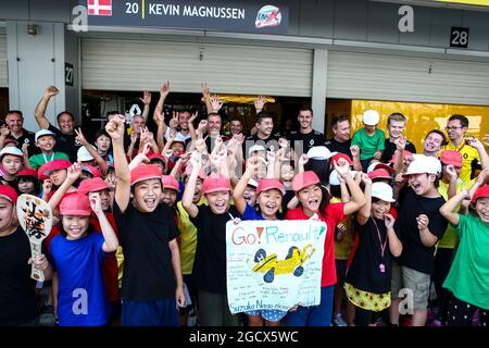 Junge Fans mit dem Renault Sport F1 Team. Großer Preis von Japan, Donnerstag, 6. Oktober 2016. Suzuka, Japan. Stockfoto