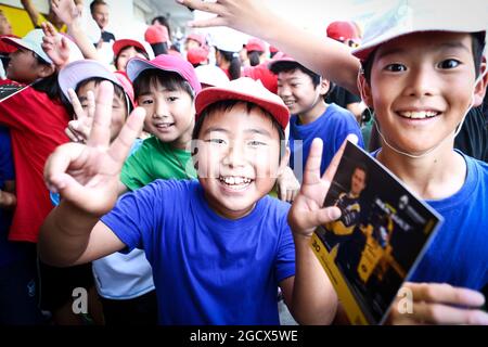 Junge Fans des Renault Sport F1 Teams. Großer Preis von Japan, Donnerstag, 6. Oktober 2016. Suzuka, Japan. Stockfoto