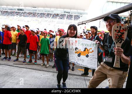 Junge Fans mit dem Renault Sport F1 Team. Großer Preis von Japan, Donnerstag, 6. Oktober 2016. Suzuka, Japan. Stockfoto