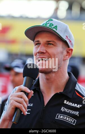 Nico Hulkenberg (GER) Sahara Force India F1 spricht die Fans auf der Tribüne an. Großer Preis von Japan, Donnerstag, 6. Oktober 2016. Suzuka, Japan. Stockfoto