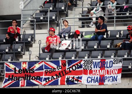 Fans auf der Tribüne und Banner für Lewis Hamilton (GBR) Mercedes AMG F1. Großer Preis von Japan, Freitag, 7. Oktober 2016. Suzuka, Japan. Stockfoto