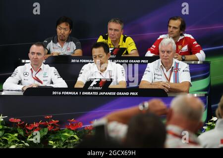 Die FIA-Pressekonferenz (von hinten (L bis R)): Ayao Komatsu (JPN) Haas F1 Team Race Engineer; Bob Bell (GBR) Renault Sport F1 Team Chief Technical Officer; Luigi Fraboni (ITA) Ferrari Head of Engine Trackside Operations; Paddy Lowe (GBR) Mercedes AMG F1 Executive Director (Technical); Yusuke Hasegawa (JPN) Head of Honda F1 Program; Pat Symonds (GBR) Williams Chief Technical Officer. Großer Preis von Japan, Freitag, 7. Oktober 2016. Suzuka, Japan. Stockfoto