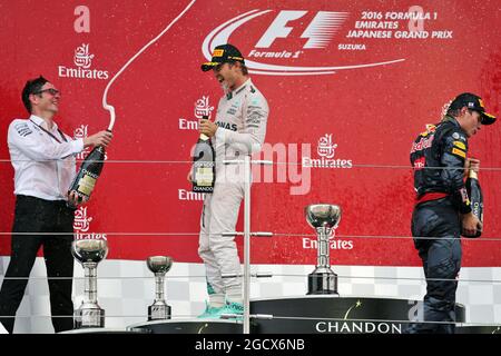 Das Podium (L bis R): Andrew Shovlin (GBR) Mercedes AMG F1 Engineer feiert mit Rennsieger Nico Rosberg (GER) Mercedes AMG F1; zweitplatzierter Max Verstappen (NLD) Red Bull Racing. Großer Preis von Japan, Sonntag, 9. Oktober 2016. Suzuka, Japan. Stockfoto