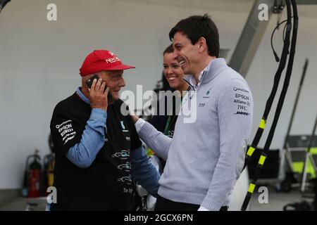 (L bis R): Niki Lauda (AUT) Mercedes Non-Executive Chairman mit Toto Wolff (GER) Mercedes AMG F1 Aktionär und Executive Director. Großer Preis von Japan, Sonntag, 9. Oktober 2016. Suzuka, Japan. Stockfoto