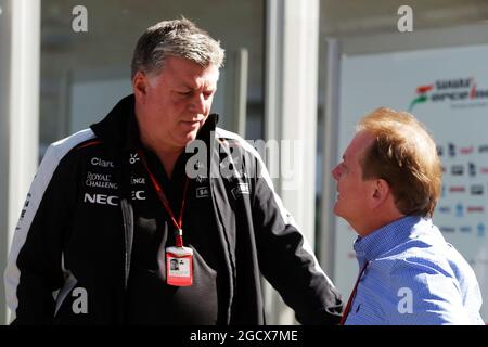 (L bis R): Otmar Szafnauer (USA) Sahara Force India F1 Chief Operational Officer mit Jonathan Palmer (GBR). Großer Preis der Vereinigten Staaten, Samstag, 22. Oktober 2016. Circuit of the Americas, Austin, Texas, USA. Stockfoto