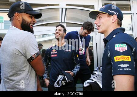 (L bis R): Patty Mills (AUS) San Antonio Spurs Basketballspieler mit Daniel Ricciardo (AUS) Red Bull Racing und Max Verstappen (NLD) Red Bull Racing. Großer Preis der Vereinigten Staaten, Samstag, 22. Oktober 2016. Circuit of the Americas, Austin, Texas, USA. Stockfoto