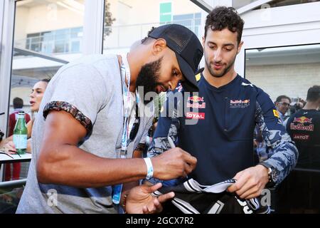 (L bis R): Patty Mills (AUS) San Antonio Spurs Basketballspieler mit Daniel Ricciardo (AUS) Red Bull Racing. Großer Preis der Vereinigten Staaten, Samstag, 22. Oktober 2016. Circuit of the Americas, Austin, Texas, USA. Stockfoto