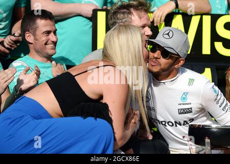 (L bis R): Rennsieger Lewis Hamilton (GBR) Mercedes AMG F1 feiert mit Lindsey Vonn (USA) dem ehemaligen Alpine Ski Racer und dem Team. Großer Preis der Vereinigten Staaten, Sonntag, 23. Oktober 2016. Circuit of the Americas, Austin, Texas, USA. Stockfoto