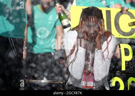 Venus Williams (USA) Tennisspielerin feiert Sieg für Lewis Hamilton (GBR) Mercedes AMG F1 mit dem Team. Großer Preis der Vereinigten Staaten, Sonntag, 23. Oktober 2016. Circuit of the Americas, Austin, Texas, USA. Stockfoto