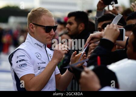 Valtteri Bottas (FIN) Williams gibt Autogramme für die Fans. Großer Preis von Mexiko, Donnerstag, 27. Oktober 2016. Mexiko-Stadt, Mexiko. Stockfoto