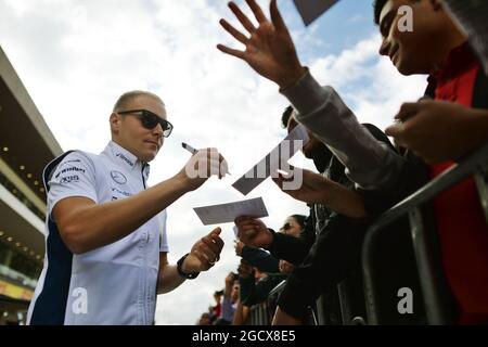 Valtteri Bottas (FIN) Williams gibt Autogramme für die Fans. Großer Preis von Mexiko, Donnerstag, 27. Oktober 2016. Mexiko-Stadt, Mexiko. Stockfoto