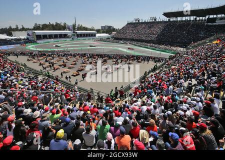 Sebastian Vettel (GER) Ferrari SF16-H führt Lewis Hamilton (GBR) Mercedes AMG F1 W07 Hybrid an. Großer Preis von Mexiko, Samstag, 29. Oktober 2016. Mexiko-Stadt, Mexiko. Stockfoto