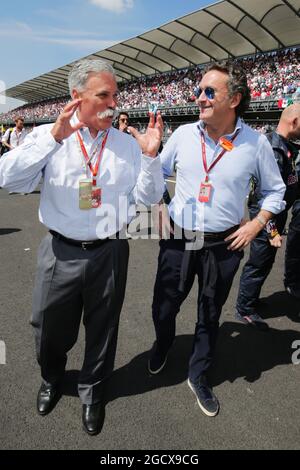 (L bis R): Chairman der Formel-1-Gruppe von Chase Carey (USA) und CEO der Formel E Holdings von Alejandro Agag (ESP) am Start. Großer Preis von Mexiko, Sonntag, 31. Oktober 2016. Mexiko-Stadt, Mexiko. Stockfoto