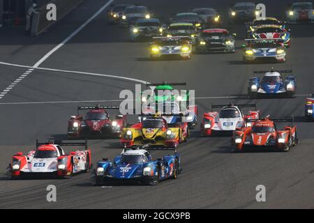 (L bis R): Matthew Rao (GBR) / Richard Bradley (GBR) / Alex Lynn (GBR) #44 Manor Orca 05 - Nissan und Gustavo Menezes (USA) / Nicolas Lapierre (FRA) / Stephane Richelmi (MCO) #36 Signatech Alpine A460 Nissan. FIA-Langstrecken-Weltmeisterschaft, Runde 8, 6 Stunden von Shanghai. Sonntag, 6. November 2016. Shanghai, China. Stockfoto