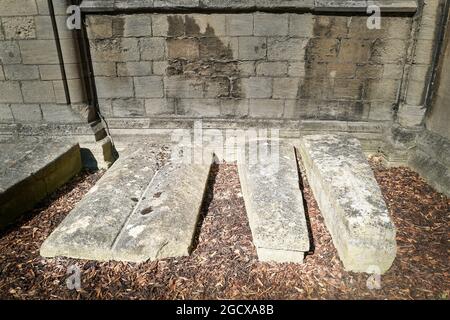 Mittelalterliche Steinsärge außerhalb des östlichen Endes der christlichen mittelalterlichen Kathedrale in Peterborough, England. Stockfoto